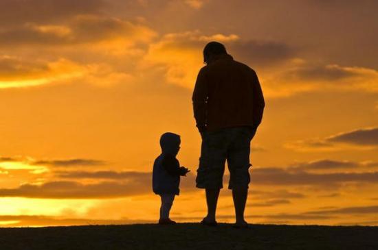     1）父亲的爱不像母亲的爱那样体贴