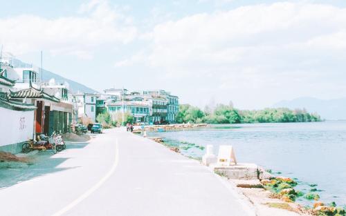 我希望你喜欢它
1.风在耳边响