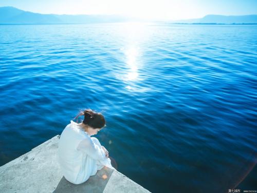 让我们看一下编辑器，整理出一些有关环境中快乐心情描述的句子