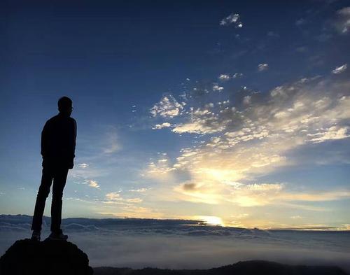 我们像是表面上的针