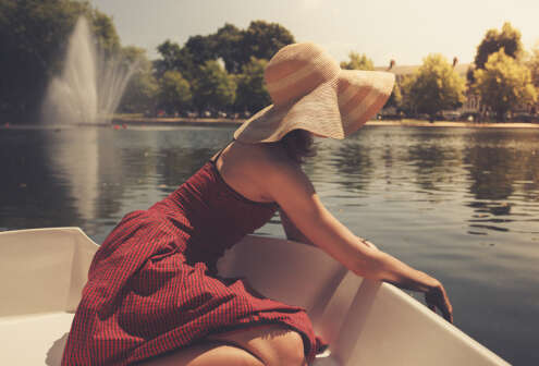 20.生活中的许多麻烦实际上源于我自己。只需将您的想法正确，它就会顺利进行。风的摇曳只是自然风景，没有被强迫。漫天飞舞的雪花只是自然诗的一页，没有多余的思想。心脏的跳动只是一种自然的情感，不需要太在意。有些人笑着看着风雨中的景色，有些人在舒适区哭泣，说自己不快乐。一切都发自内心，这取决于您如何面对它！