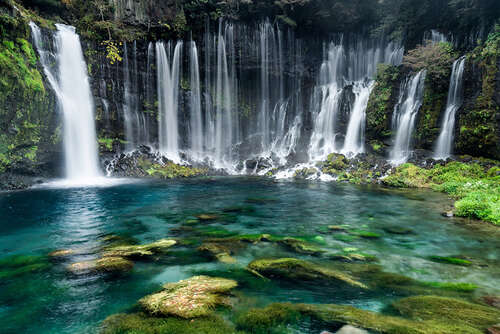 48.瀑布垂直排水。它掉落在石墙上突出的岩石上，琼脂浆飞进去，碧玉被压碎，飞溅的水形成大雾状，像乳白色的烟云。