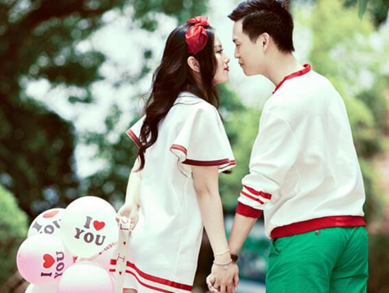 30.如果生命是一条船，爱情是一桨，如果生命是纸，爱情是一支笔，如果生命是鱼，爱情是水，如果生命是面条，爱情是豆沙，生命爱情是一对，缠绵和编织美丽的诗歌。