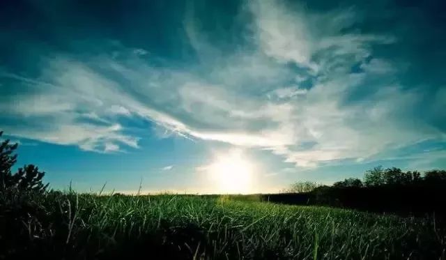 22.乐观的人总是在生活中看到希望，但悲观的人总是把希望视为失望。结果，希望总是青睐乐观的人，而失望总是使悲观的人失望。