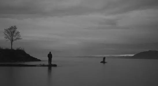 15.一个人，一个城市，一生的心痛。穿越千山万水，在这个生命周期中，您仍在等待我，但我并不是您的终极支持。一百转世，一百转世，谁还会记得那些盛开的季节，奔波的芽，错过的不是海归，而是游客。为您编织一个充满爱的梦想，如梦似幻地漂浮着，您怎么能说出淡淡的想法，最终梦想变成虚无，从那时起，我一直在一个人的陪伴下一个城市。