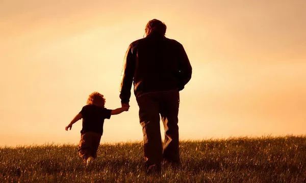 10.有时候我梦见你。我们小时候穿过小巷。我坐在车里吃着曲折。你推我，and着干bun头。总是回想小时和分钟，并意识到自己不再在身边。