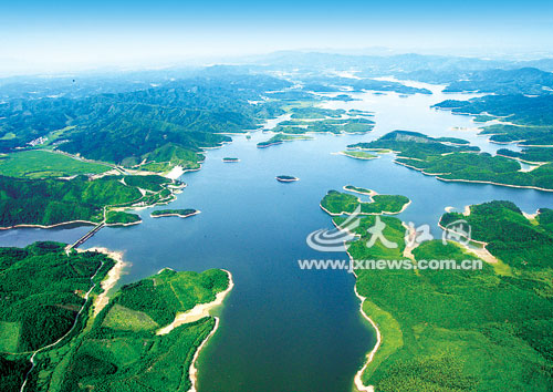 15.我们感到不快乐，因为我们追求的不是“幸福”而是“比别人更幸福”。