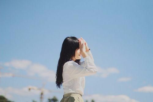 10.时光飞逝，夜晚昏暗，你可以记住我的泪眼。