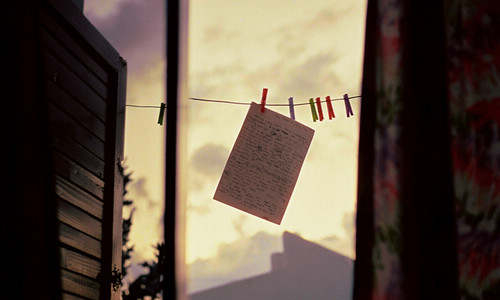 9.我们同意一起观看漫长的水流，但是我们将成为某人的某某。在路的岔路口，您在左边，而我在右边。我们固执，永不回头。