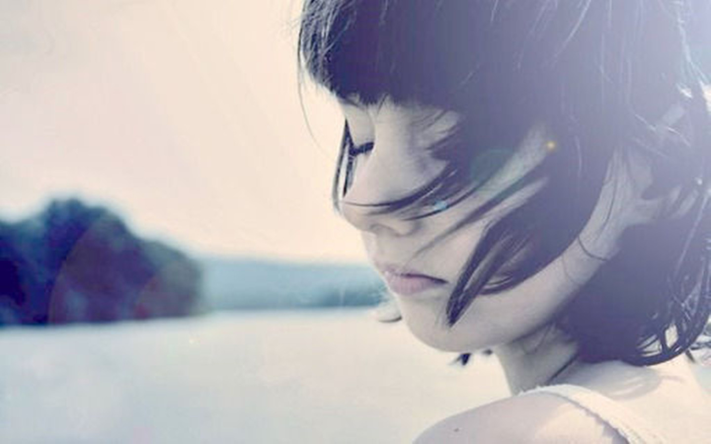 20.曾经难忘的爱情，现在我们的白发就像丝绸，像枯萎的黄叶，在秋风中旋转，丝般的线条，见证岁月的流逝，一缕缕缕缕，构成了生活的沧桑。