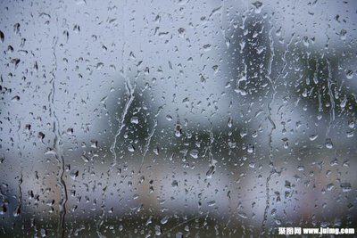 12.小雨令人耳目一新。倾盆大雨，高兴地进入门。暴雨像纸条，幸福进入家中。愿您在雨天心情愉快，被风吹走的忧虑，被雨水冲走的忧伤。健康报告给您，安全拥抱您！