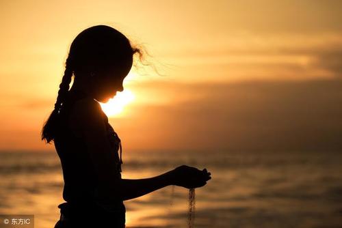 10.那些曾经说过永不分离的人已经分散在地平线上。