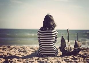 20.在一个阳光明媚的春天的下午，谁会在飘动的头发上抚摸你的手。谁拿走了无数悲伤的白夜里独自喝醉的酒，然后将强烈的温度猛烈地燃烧到了胸口。谁又一次又一次地将绿色的田野粉碎成泥土。谁举起了鲜花的脸，使岁月的美丽令人难过。