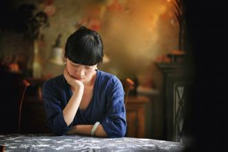 100.深蓝色深蓝色充满孤独感。