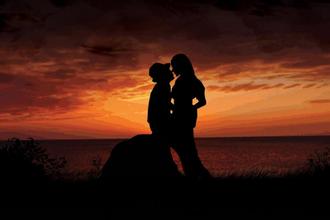 50.不要轻易伤害一个缓慢发烧的人，他们通常更喜欢情感。建立关系的速度越慢，您的内心就会越深。最深的爱常常表现为“冷”。我不敢轻易开始，因为我担心有一天我会离开，无法承受痛苦。失去时不要学会珍惜。有些人离开就永远不会回来。