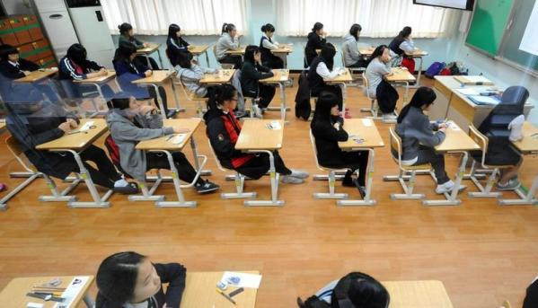 15.兴高采烈，寒冷的冬天四散，迎接元旦假期；抱负很高，春天充满了愤怒，男人们更加愤怒。