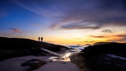 11.请不要用尺子来测量，用桶子来测量，我真诚的友谊，请用你的心去感知，以后，无论你走到哪里，都请带我的祝福...希望你能每天都有阳光的心情！
