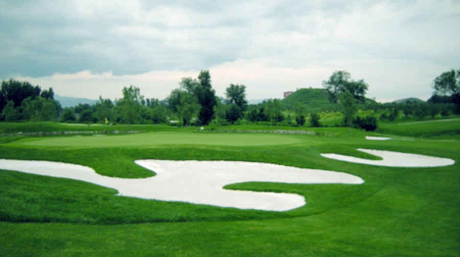 9.雨产生万物，雨下数百粒谷物，雨水冲冲红色的尘土，雨水祝福。绵绵的雨水消散了冬天的阴霾，带来了春天的灿烂。汹涌的雨水滋养了灿烂的笑容和摇曳的心灵的浪漫。一场又一次的大雨继续，愿您洗去烦恼！
