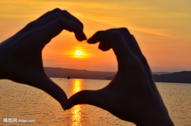 15.也许我们将在这一生中无法相互依靠，但我们的心将永远保持联系。您是我这一生和我生命中永恒的最爱！