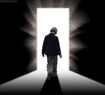 20.如果一个人总能像孩子一样保持一颗纯正的心，以乐观的心情做事，以一颗善良的心对待他人，并且坦诚相待，他的生活将比其他人幸福得多。