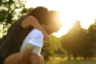 20.一旦有机会见证他的最微弱和最坏的时刻，您仍然可以微笑着接受他的缺点，并与他分享这个秘密，这种爱可以持续更长的时间。