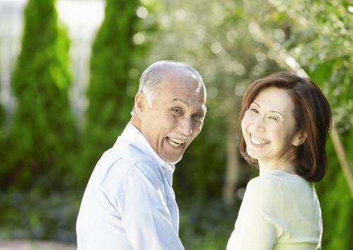 12.幸福是一锅豆腐，煮得越多，它的味道就越多。幸福是一瓶旧酒，喝得越多，酒就越富有活力；幸福是酱汁中的腌制蔬菜，融合了生活的味道；幸福就是幸福与灾难，给你一份。给您发送一条短信：提供一堆美味的食物，幸福就这么简单。