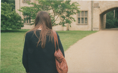 20.接受正义，接受不公正；每个人都还活着，但有些人生活在过去的记忆中，有些人生活在未来的梦想中。只有今天生活的人才能将自己的生活掌握在手中。一个人总是仰望并欣赏别人的幸福。当他回头看时，他发现自己被抬起头并受到钦佩。实际上，每个人都很高兴。但是你的幸福常常在别人的眼中。