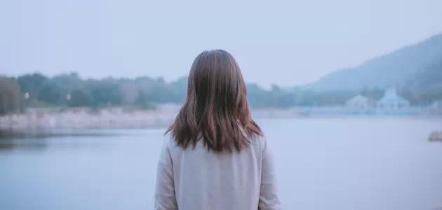 9.人与人毕竟是不同的。一个人在风吹雨打中送来的晚餐不如一个人随便的晚安好。