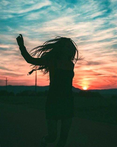 9.忍受一种痛苦，没有阴影，无影，无声，却隐藏在人心的最深处，爱着你在等你，却不知道结局，这是一种无奈。