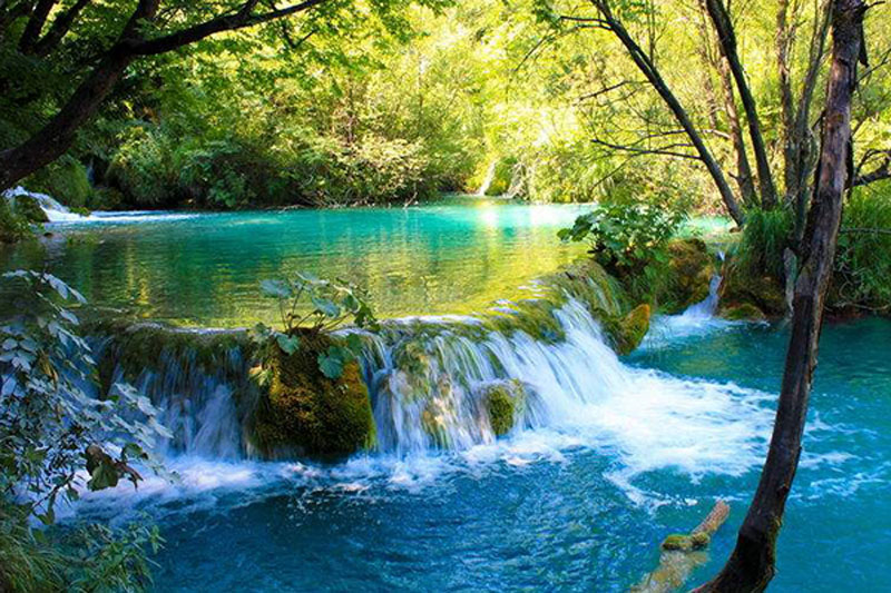 11.天空是冷的,心是温暖的,对你的祝福是永远的。这个人很远,心脏很亲密,对你的向往保持不变。