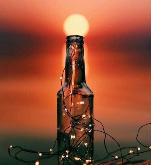 9.今天的渴望来自过去的爱，今天的悲伤来自过去的笑声，今天的分离来自过去的不可分割性，拼命地逃脱困境，但内心仍然沉浸在爱情的世界中。从梦中醒来，你遥遥无踪。