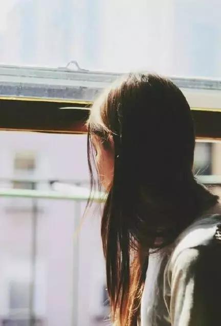 10.春天的花朵盛开，微风拂面，花朵盛开，微笑，所有美丽的事物都诞生了。在当今的沸腾中，我们正在追赶潮流，但我们却不稳定。我们不知道我们如何展望未来，充满激情的地方以及在哪里传播。只有沮丧和悲伤，从痛苦中学习，才能自拔。