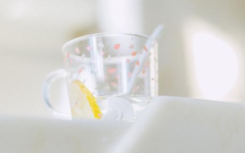 11.如何获得幸福？摒弃仇恨，远离烦恼，过上简单的生活，对名利和生活漠不关心，为他人站着，永远微笑，心中充满爱。