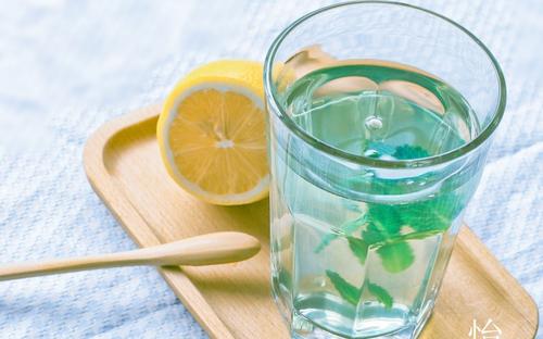 12.什么是家庭感情？是滋养我们成长的甜牛奶。明亮的眼睛引导着我们前进。柔和的话语在乎我们的灵魂。严厉的惩罚促使我们纠正错误。我们离不开家庭的感情，就像放风筝无法逃脱纤细的绳索一样。我们依靠家庭的感情，例如瓜藤与竹子或篱笆缠绕在一起；我们有家庭的感情，像冷麦片覆盖着白雪，温暖如春，幸福如蜜。