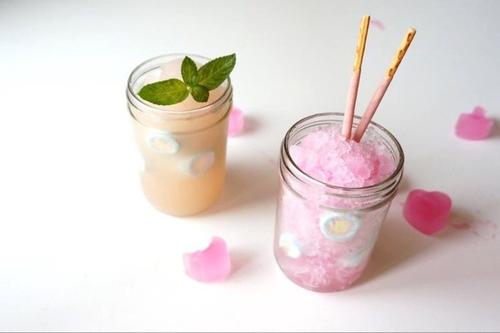 11.家庭的爱是a流，带给人甜蜜的营养。亲情是一缕柔和的阳光，默默地融化了冰冷的灵魂。亲情是一个安静的港口，让航程的疲惫消失了。亲情是父母额头上白发的增加，是父母眼中无限的关怀和希望，亲情是黑暗中的一束光，带给您无可替代的家的感觉和温暖。是的，世界上最美好的感受是家庭感情。