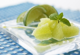 10.亲情是灯塔，为浪子的儿子照亮了道路。亲情是避难所，是流浪者的和平天堂。一家人的感情是一碗灵性鸡汤，可以让受伤的灵魂得到很好的照顾。家人的感情也是一把利剑，这对于那些不愿为打破华山而悔改的人而言。