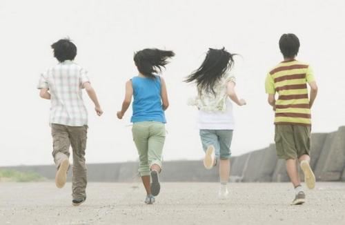 10.你是一个开朗的男孩。在课堂上，您要认真思考；在考场中，您要冷静地参加考试；在比赛中，您表现出色。刻苦学习，直面困难是您的特色。开拓创新和大胆创新是您被同学所爱的原因。但是，如果您想在学习上取得更大的进步，仅停留在这个阶段是不够的。希望您能在书本和学习的海洋中，找到打开智慧之门的金钥匙。