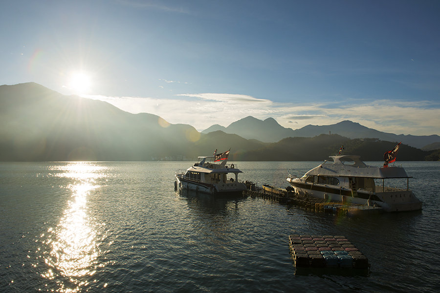 11.一朵花代表着祝福，我会给你整个春天！洁白的云朵代表着好运，我给你整个天空！愿我能带给您世界上最美好的祝福，祝您端午节快乐！