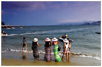 9.过去的岁月又回到夏天，炎热季节的凉爽祝福是必不可少的：尝试与幸福相处，与幸福相遇，并使心情自然快乐！祝您心情凉爽，心情愉快！