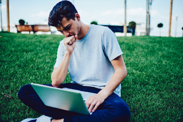 11.生活应该有很多苦难，但是没有痛苦值得我们一生一世。只有哭了之后，我才能更好地理解灿烂的笑容。只有输了之后，我才能更好地理解珍惜意味着什么...