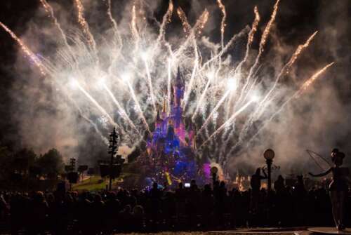 发送给迪士尼的可爱幽默的句子，谈论玩迪士尼的朋友的嬉戏圈子