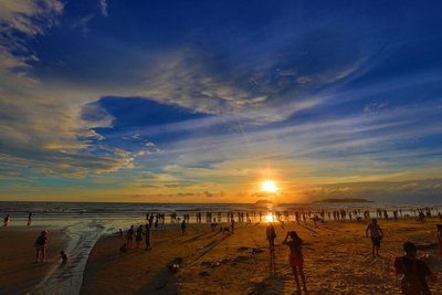 10.花儿香，鸟儿在叫，初夏的阳光普照，希望你多微笑；刘飞扬，烟卷发，刮风烦恼，温暖的日子很美好；天空灿烂，星星照耀，白云飘在天空，祝你幸福；没有比较，不要急躁，抱着好运的怀抱，与老人保持健康。愿您过平安桥，走过成功的隧道，走悠闲的小路，过上幸福而美好的生活！