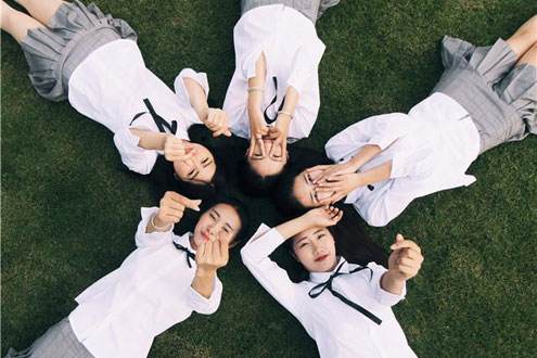 9.在这个初夏，人们充满了悲伤和欢乐。