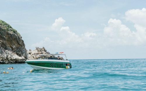 12.现在还是一样。无论是高兴，悲伤，失望还是委屈，我首先想到的就是你，但是我该怎么办？你离我很远。