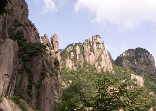 20.这座山峰笔直地冲向天空，隐藏着被云雾环绕的“庐山真面目”。这时，整个山都绿了，绵延数百平方公里，天山也一样，非常壮观。