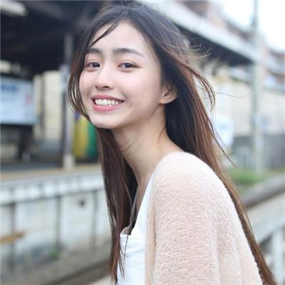 12.妈妈蹲下来，对我微笑。她的笑容甜美，嘴角微微升起，张开嘴巴，额头上的皱纹伸展开，稀疏的柳树眉毛像新月，嵌在中等大小的脸上。微笑就像清新的春风，带给我无限的温暖。