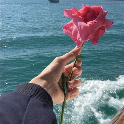 11.在我的人生旅途中，我始终伴随着母亲的幸福微笑。只要看到妈妈的微笑，我就会立即充满信心，不怕任何困难和挫折。