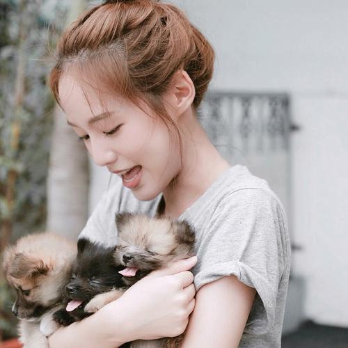 10.我更希望看到妈妈的微笑，天真优雅，眉毛间呼吸愉快，这总是会感染我周围的亲戚。母亲就像天使一样传递着幸福，微笑是你的羽毛飘浮在空中，轻轻落在每个人的手掌上，轻轻而温柔地抚摸着每个人的心。