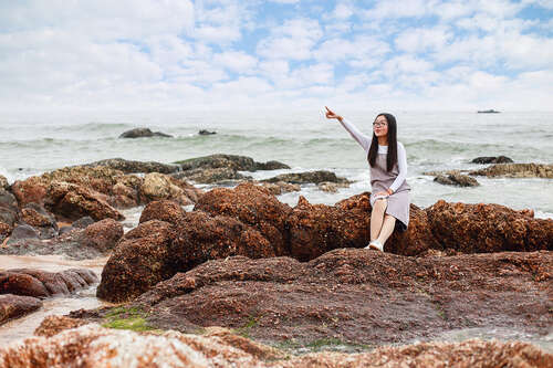 11.一条短信发出祝福，包括关心，深情和表示关心。冬天来了，天气寒冷。保暖并当心感冒。愿您每天快乐，幸福永远存在。