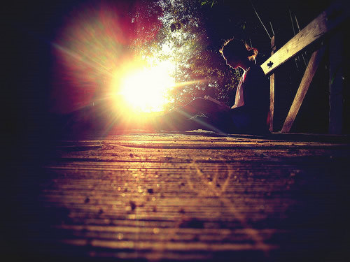 11.在回家的路上，我哭了，我的眼泪又断了。我无能为力地走这样的路，不再敢于骄傲和奢侈。我还能说什么？我能做什么？希望你能听到，因为我爱你，我让你走了。